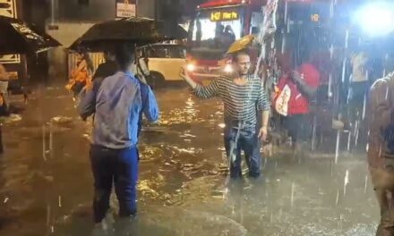 थम गई मुंबई! चारों तरफ पानी ही पानी तो हर जगह जाम, लोकल ट्रेन के लगे ब्रेक तो कई फ्लाइट्स डायवर्ट