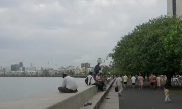 डूबी सड़कें, घरों में सैलाब, Rain के रेड अलर्ट के बीच जानिए Mumbai Weather पर हर ताजा अपडेट