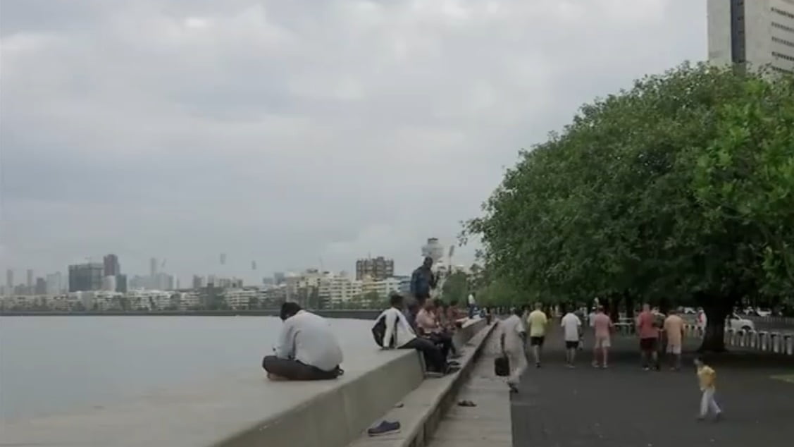 डूबी सड़कें, घरों में सैलाब, Rain के रेड अलर्ट के बीच जानिए Mumbai Weather पर हर ताजा अपडेट