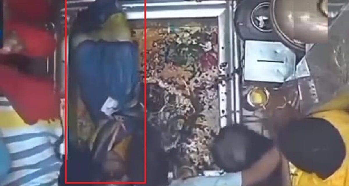 स्पर्श दर्शन के चक्कर मे गर्भगृह में गिरे थे श्रद्धालु, काशी विश्वनाथ मंदिर में तैनात 8 पुलिसकर्म