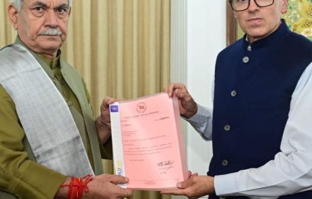 उमर अब्दुल्ला ने एलजी से मुलाकात की:जम्मू-कश्मीर में सरकार बनाने के लिए पार्टियों के समर्थन पत्र