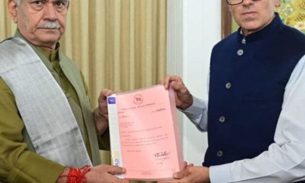 उमर अब्दुल्ला ने एलजी से मुलाकात की:जम्मू-कश्मीर में सरकार बनाने के लिए पार्टियों के समर्थन पत्र