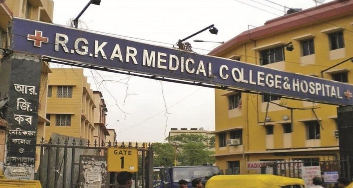 बंगाल: आमरण अनशन पर बैठे एक और चिकित्सक की हालत बिगड़ी, अस्पताल में भर्ती