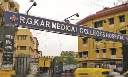 बंगाल: आमरण अनशन पर बैठे एक और चिकित्सक की हालत बिगड़ी, अस्पताल में भर्ती