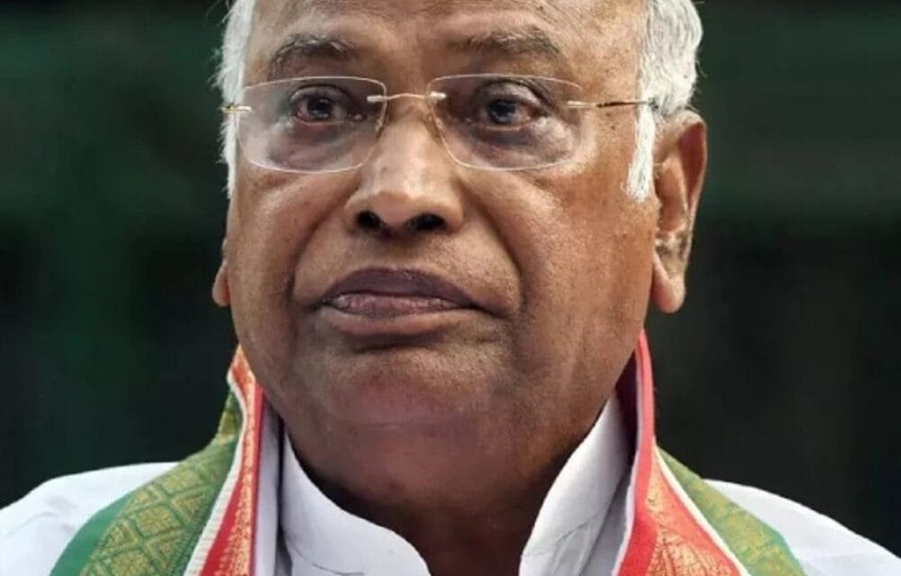 खड़गे के बेटे ने कर्नाटक सरकार को जमीन लौटाई:ट्रस्ट के लिए दी गई थी 5 एकड़ जमीन; MUDA स्कैम की जांच के बीच