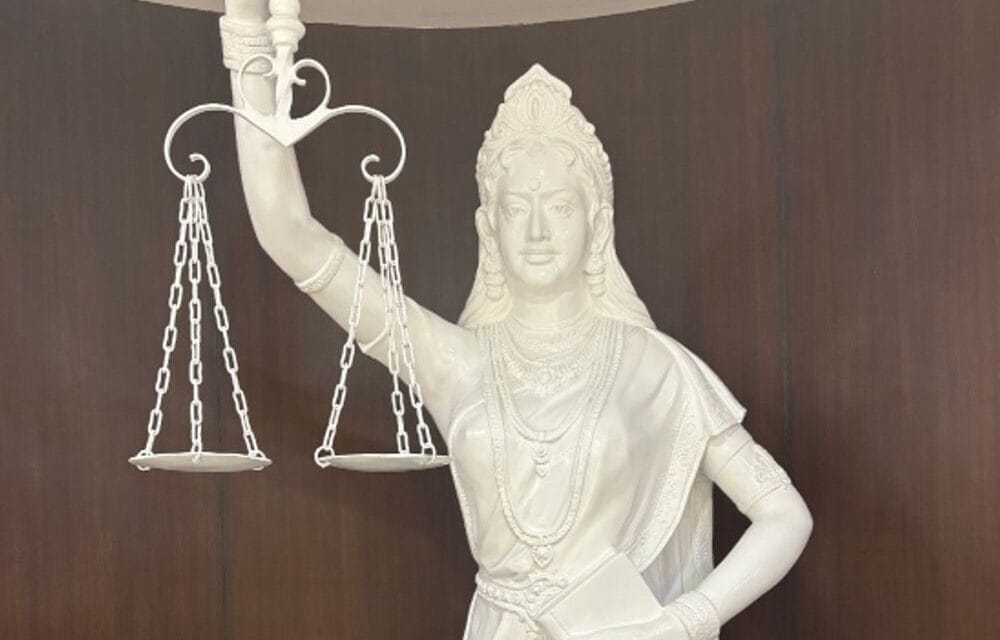 सुप्रीम कोर्ट में ‘लेडी ऑफ जस्टिस’ की नई मूर्ति:आंख से पट्‌टी हटी, हाथ में तलवार की जगह संविधान की