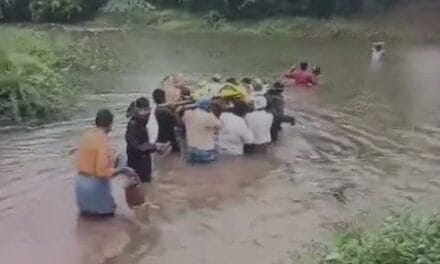 VIDEO : आंध्र प्रदेश बारिश का कहर, कमर से ऊपर तक पानी से होकर गुजरी शख्स की अंतिम यात्रा