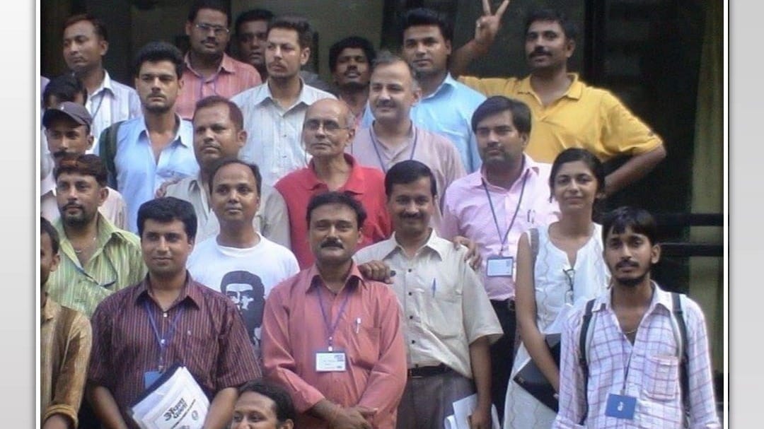 स्वाति मालीवाल ने शेयर की 17 साल पुरानी तस्वीर, दिखे केजरीवाल