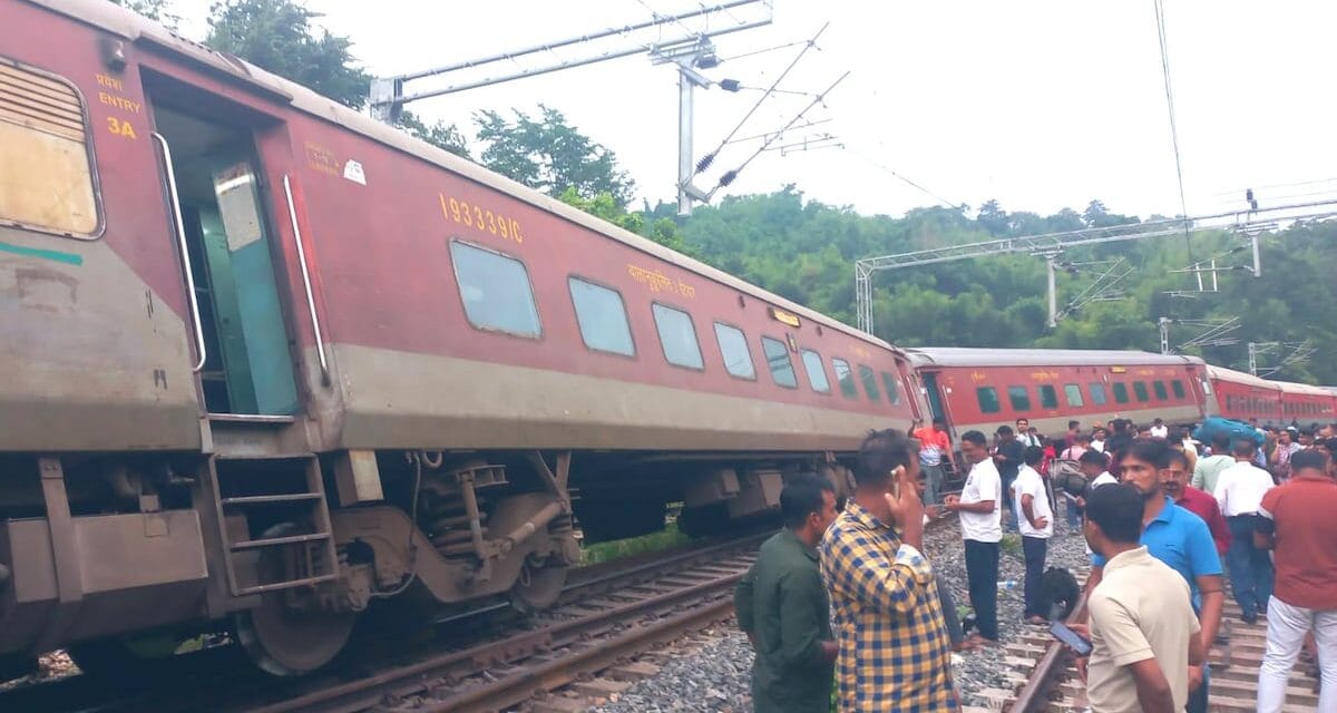 अगरतला-लोकमान्य तिलक टर्मिनल एक्सप्रेस के इंजन समेत 8 डिब्बे पटरी से उतरे