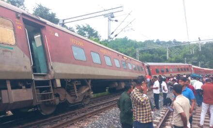 अगरतला-लोकमान्य तिलक टर्मिनल एक्सप्रेस के इंजन समेत 8 डिब्बे पटरी से उतरे