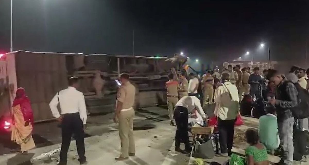 रायबरेली से दिल्ली जा रही बस लखनऊ में किसान पथ पर पलटी, ड्राइवर की मौत, 5 घायल