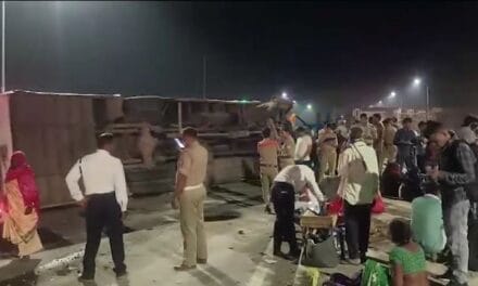 रायबरेली से दिल्ली जा रही बस लखनऊ में किसान पथ पर पलटी, ड्राइवर की मौत, 5 घायल
