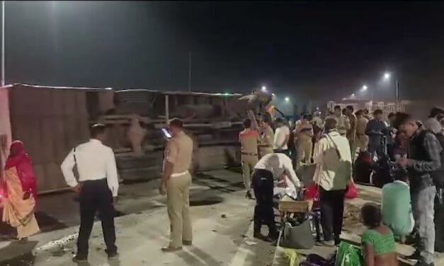 रायबरेली से दिल्ली जा रही बस लखनऊ में किसान पथ पर पलटी, ड्राइवर की मौत, 5 घायल