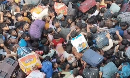 सूरत रेलवे स्टेशन पर यूपी-बिहार के यात्रियों की भीड़:ट्रेन पकड़ने 8-8 घंटे पहले स्टेशन पहुंच रहे लो