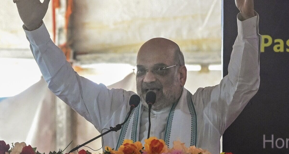 रवींद्रनाथ टैगोर की जगह बंगाल बम की आवाज सुन रहा है: अमित शाह