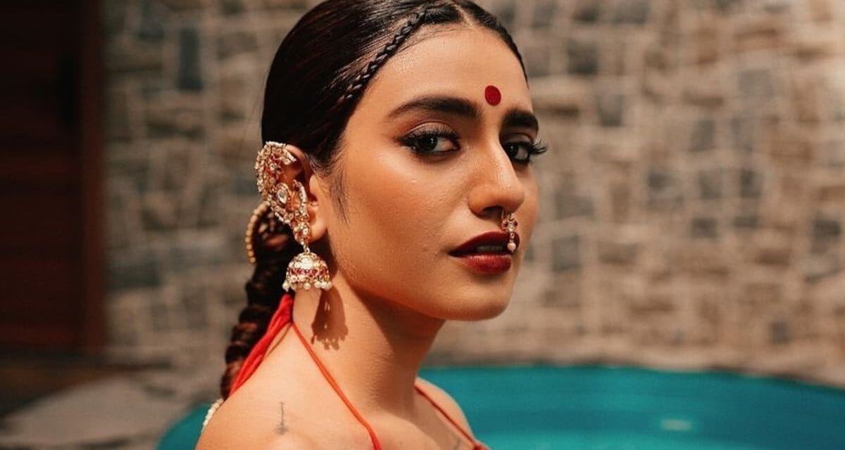 प्रिया प्रकाश वारियर की हैप्पी दीवाली कुछ हटके वाली, सोशल मीडिया पर खूब वायरल हो रहीं फोटो