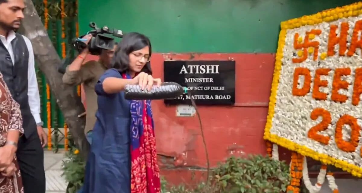 ‘ये तो सैंपल, टैंकर भर कर लाएंगे’… स्वाति मालीवाल ने दिल्ली की CM आतिशी के गेट पर डाला गंदा पानी