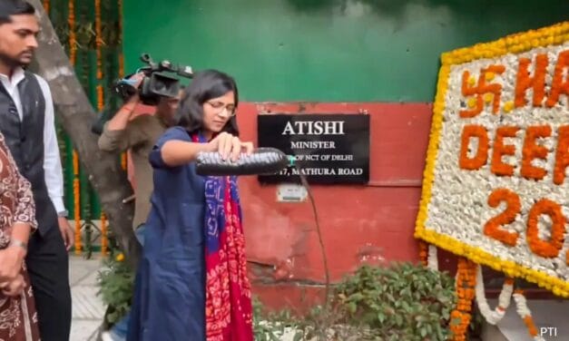 ‘ये तो सैंपल, टैंकर भर कर लाएंगे’… स्वाति मालीवाल ने दिल्ली की CM आतिशी के गेट पर डाला गंदा पानी