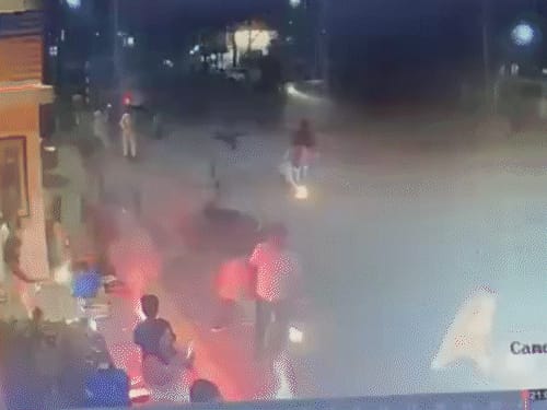 पटाखा जला रहे शख्स को कार ने टक्कर मारी:10 मीटर दूर जाकर गिरा, मौके पर मौत; कार सवार फरार, पुणे पुलिस ज