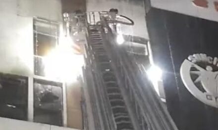 भास्कर अपडेट्स:सूरत के एक जिम में आग से 2 महिलाओं की मौत, फायर ब्रिगेड की 12 गाड़ियां मौके पर पहुंचीं