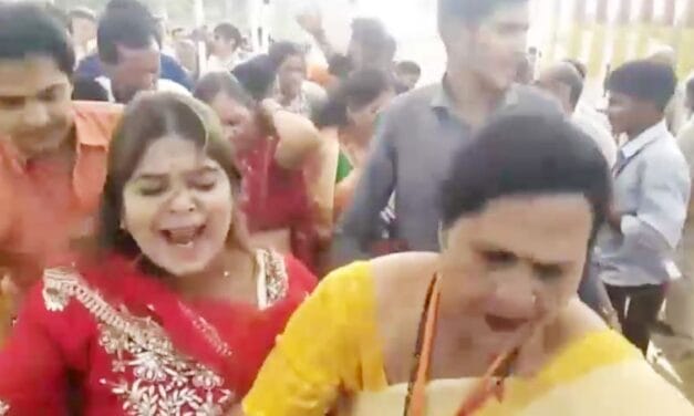 भीलवाड़ा में बागेश्वर धाम कथा में भगदड़, VIP पास धारकों को एंट्री ना मिलने से हुआ हंगामा