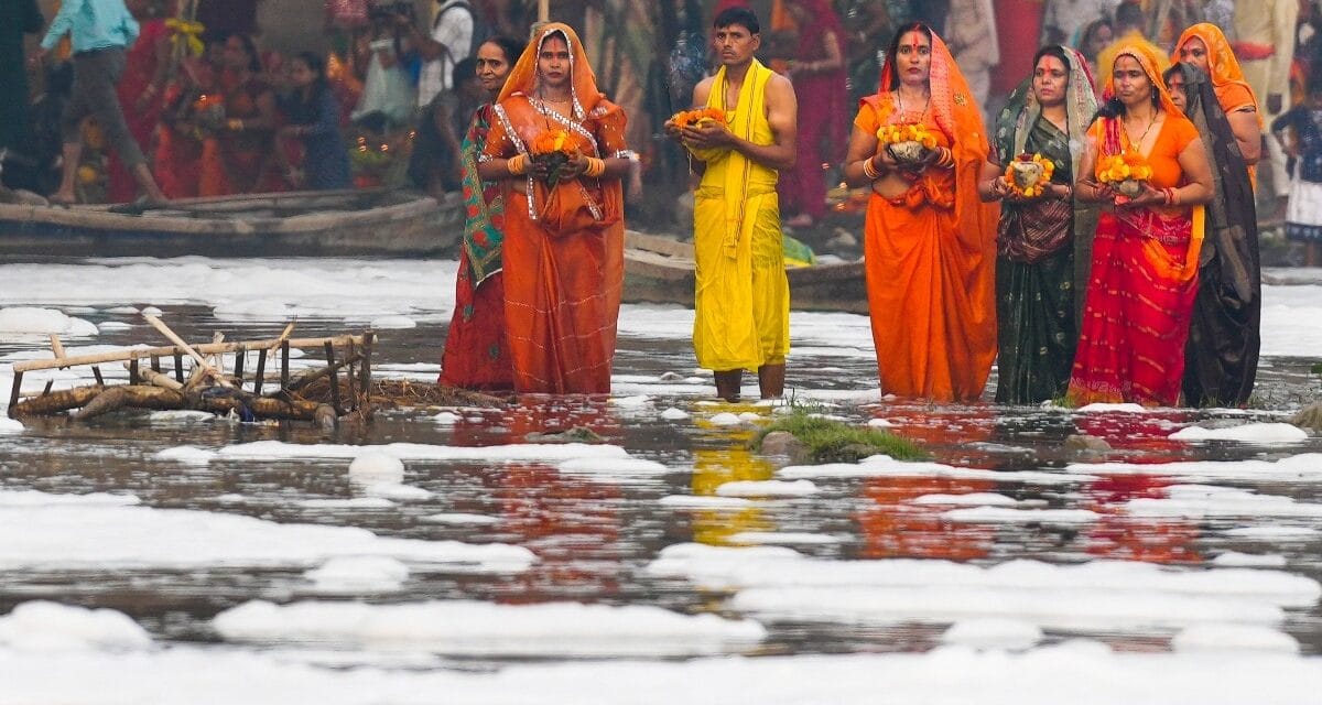 नहाना तो छोड़िए, दिल्ली में छूने लायक भी नहीं यमुना का पानी… छठ के बीच आजतक का रियलिटी चेक
