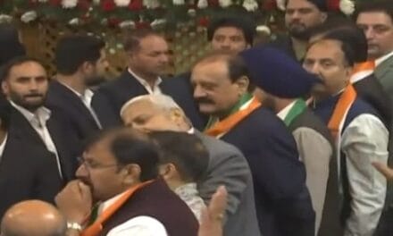 जम्मू-कश्मीर असेंबली में जोरदार हंगामा : PDP के खिलाफ जमकर नारेबाजी, MLA खुर्शीद अहमद शेख को मार्शल ने