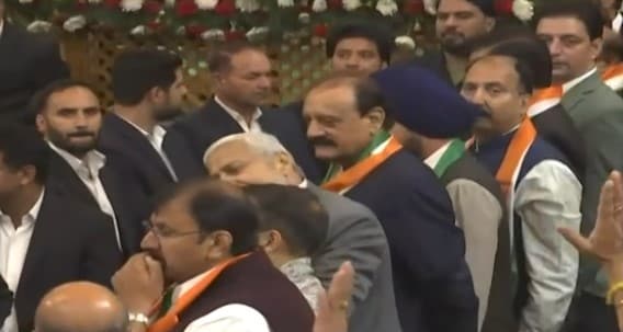 जम्मू-कश्मीर असेंबली में जोरदार हंगामा : PDP के खिलाफ जमकर नारेबाजी, MLA खुर्शीद अहमद शेख को मार्शल ने