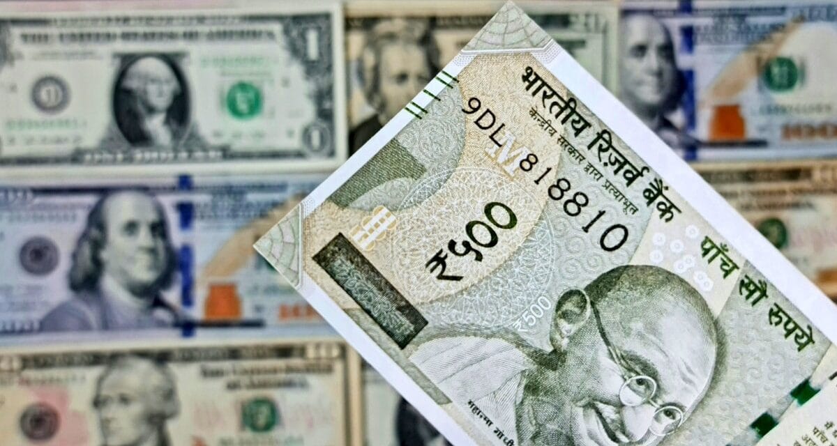 रुपया शुरुआती कारोबार में सर्वकालिक निचले स्तर 84.37 प्रति डॉलर पर पहुंचा