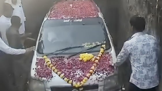 गुजरात में किसान ने कार को ‘समाधि’ क्यों दी?