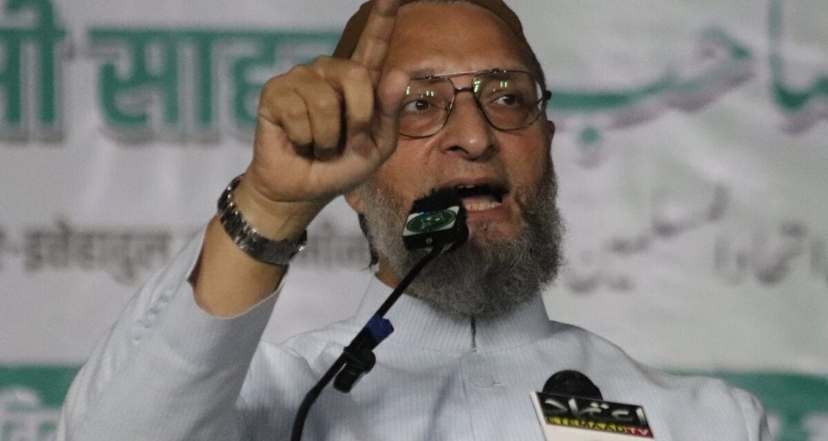 VIDEO: मंच पर दिए गए नोटिस में निकली गलतियां, ओवैसी ने ऐसे उड़ाई महाराष्ट्र पुलिस की खिल्ली