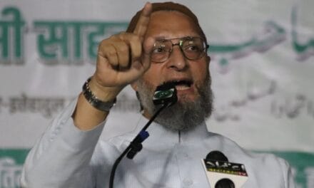 VIDEO: मंच पर दिए गए नोटिस में निकली गलतियां, ओवैसी ने ऐसे उड़ाई महाराष्ट्र पुलिस की खिल्ली