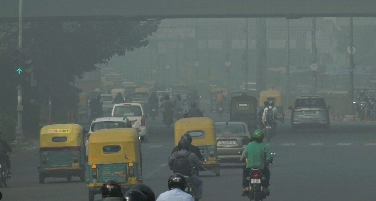 दिल्ली-NCR में 'गैस चैंबर' जैसे हालात, बढ़ते प्रदूषण के बाद GRAP-4 लागू करने का फैसला