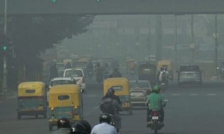 दिल्ली-NCR में 'गैस चैंबर' जैसे हालात, बढ़ते प्रदूषण के बाद GRAP-4 लागू करने का फैसला