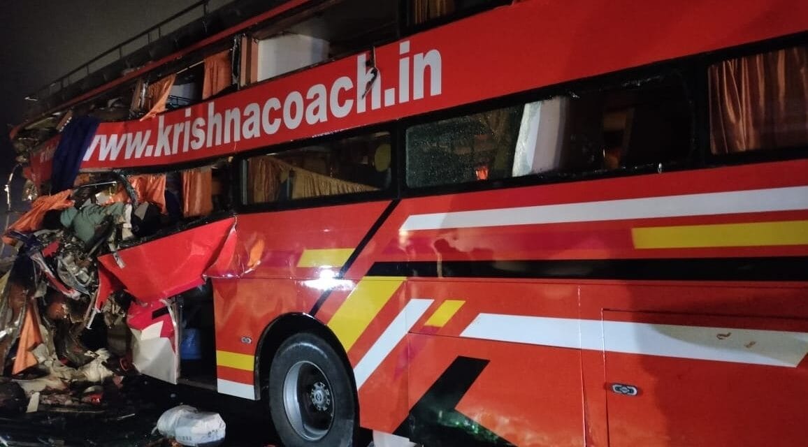 यमुना एक्सप्रेस-वे पर बस-ट्रक में भीषण भिड़ंत, खिड़कियां तोड़कर बाहर निकाले गए लोग, 5 मौतें