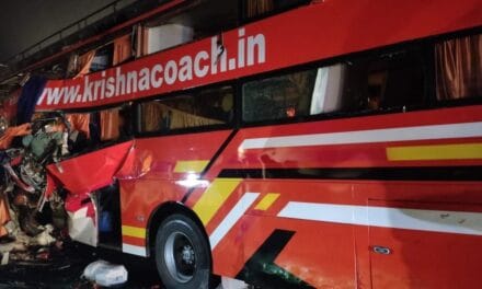 यमुना एक्सप्रेस-वे पर बस-ट्रक में भीषण भिड़ंत, खिड़कियां तोड़कर बाहर निकाले गए लोग, 5 मौतें