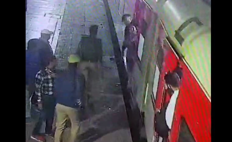 UP : कानपुर सेंट्रल रेलवे स्टेशन पर चलती ट्रेन से गिरी महिला, रेलवे पुलिसकर्मी ने इस तरह बचाया