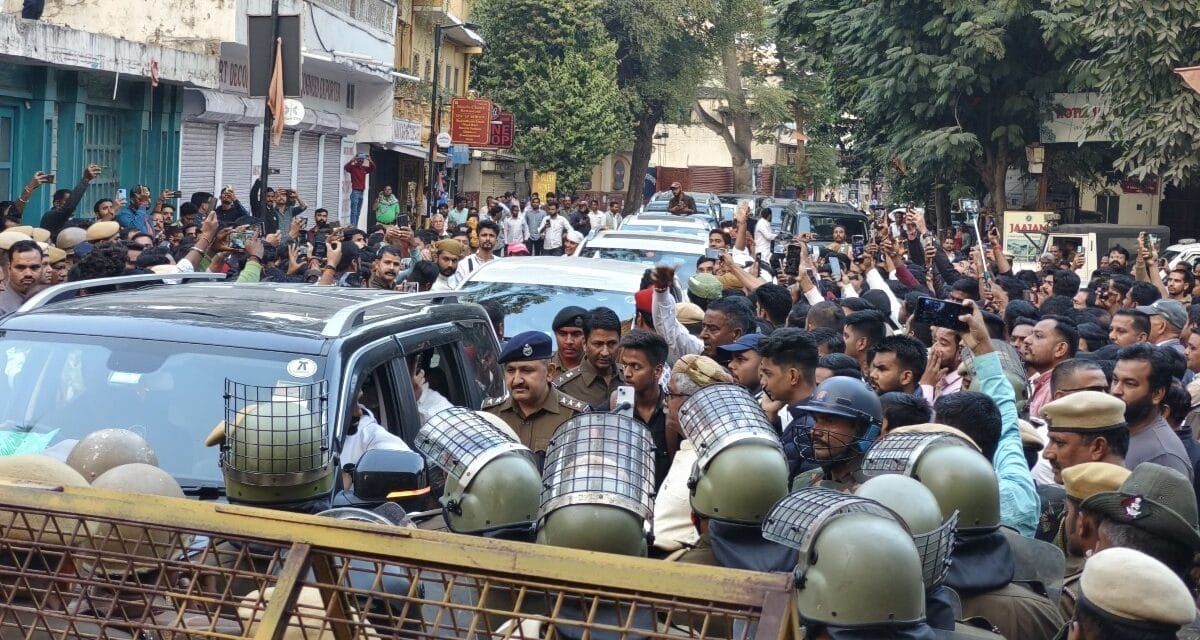 उदयपुर में स्थिति अब भी तनावपूर्ण, सिटी पैलेस के बाहर भारी पुलिस बल तैनात