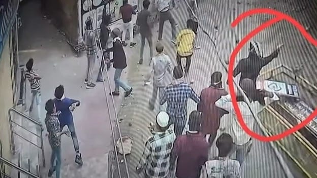 संभल में गोली चलाने वाले की तस्वीर आई सामने, CCTV तोड़ते उपद्रवी भी कैमरे में कैद