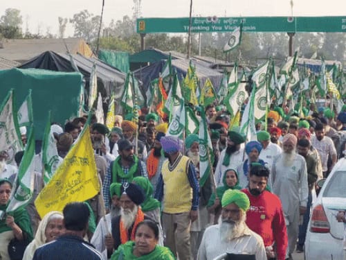 खनौरी-शंभू बॉर्डर पर किसानों की भीड़ बढ़ी:डल्लेवाल अभी भी पंजाब पुलिस की हिरासत में, शंभू बॉर्डर 4 फी
