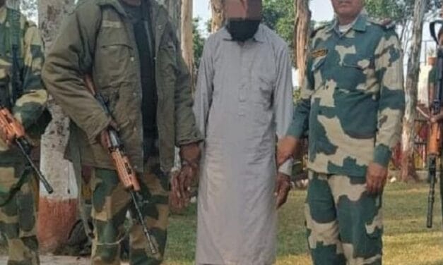 पाकिस्तानी युवक को BSF ने वापस सौंपा:गलती से पार किया था इंटरनेशनल बॉर्डर, पाक रेंजर्स ने इस कदम की स