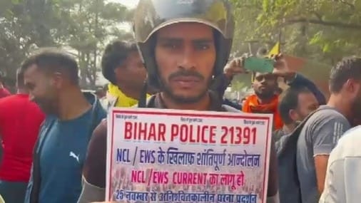 बिहार सरकार के खिलाफ आंदोलन पर बैठे हजारों पुलिस अभ्यर्थी, जानें मामला