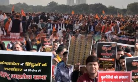 बांग्लादेश में हिंदुओं पर अत्याचार को लेकर नोएडा में प्रोटेस्ट