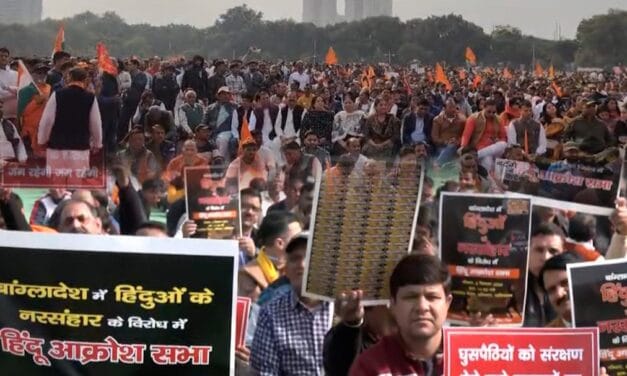 बांग्लादेश में हिंदुओं पर अत्याचार को लेकर नोएडा में प्रोटेस्ट