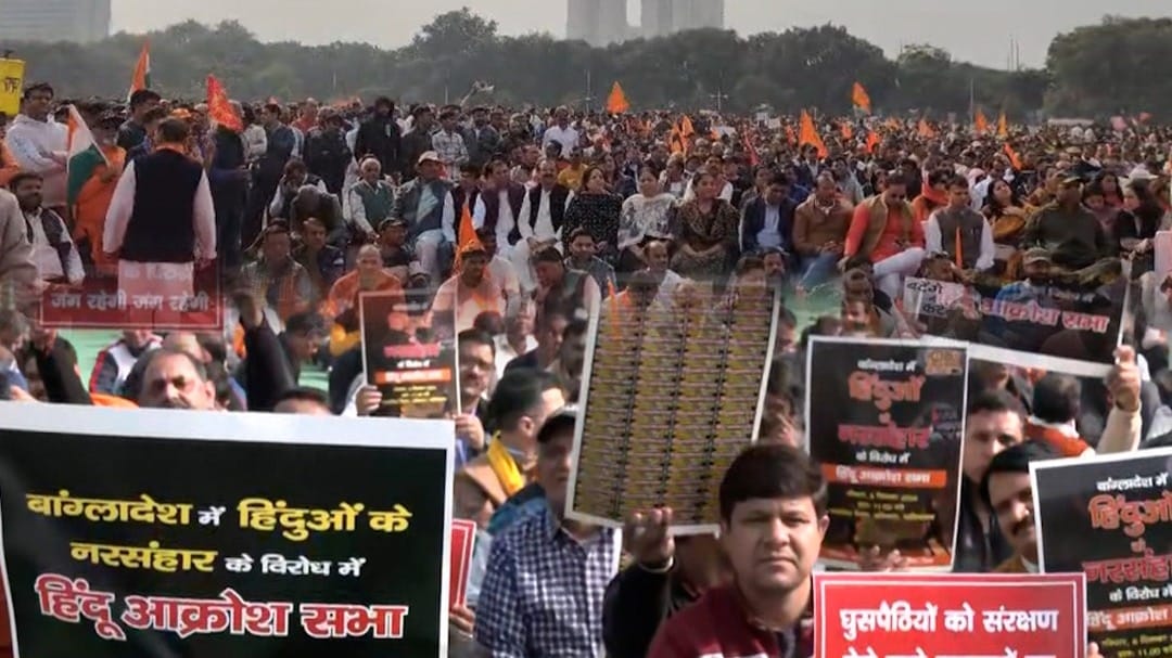 बांग्लादेश में हिंदुओं पर अत्याचार को लेकर नोएडा में प्रोटेस्ट