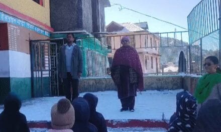 स्कूली बच्चों को बर्फ में खड़े कर प्रार्थना कराई:बर्फबारी से सड़कें-गाड़ियां बंद; 3-4 घंटे में 15KM पैदल च