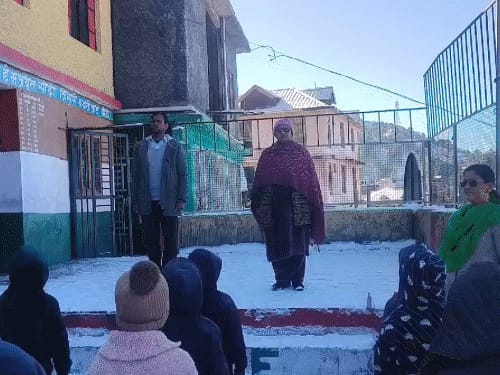 स्कूली बच्चों को बर्फ में खड़े कर प्रार्थना कराई:बर्फबारी से सड़कें-गाड़ियां बंद; 3-4 घंटे में 15KM पैदल च