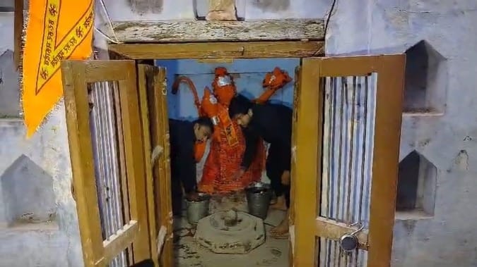 संभल: मुस्लिम बहुल इलाके में मिले 46 साल पुराने मंदिर की मूर्ति कितनी पुरानी? कार्बन डेटिंग के जरिए