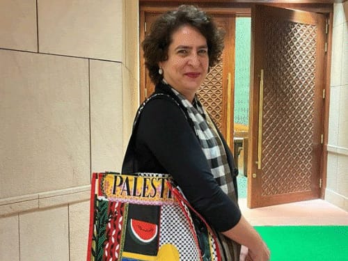 प्रियंका फिलिस्तीन के सपोर्ट वाला बैग लेकर संसद पहुंचीं:लिखा था