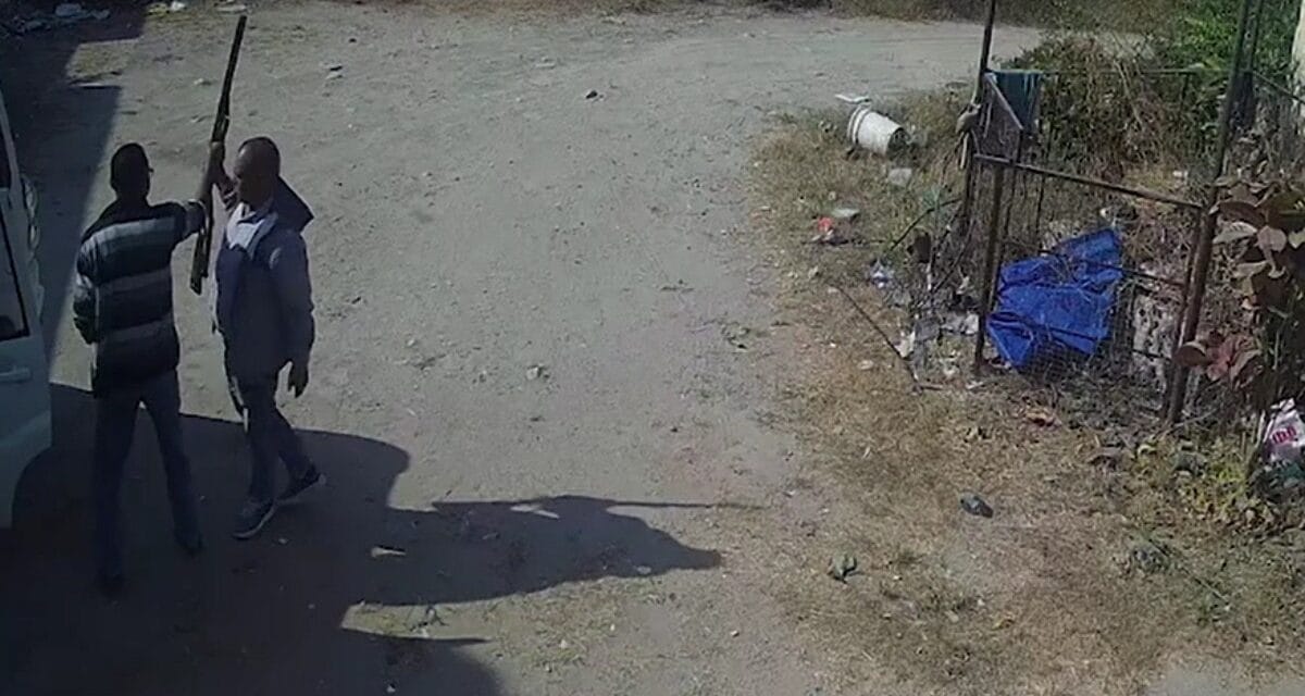 बंदूक लेकर अस्पताल पहुंचा नर्सिंग स्टाफ, कमरा बंद कर डॉक्टर को धमकाया